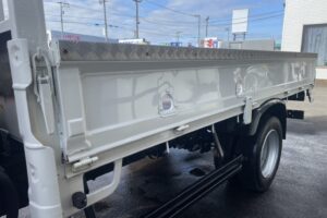 サムネイル: 平成25年　デュトロ1.95トン3段クレーン4WD ラジコン 車検1年付