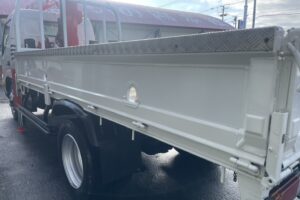 サムネイル: 平成25年　デュトロ1.95トン3段クレーン4WD ラジコン 車検1年付