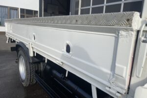 サムネイル: 平成25年　デュトロ1.95トン3段クレーン4WD ラジコン 車検1年付