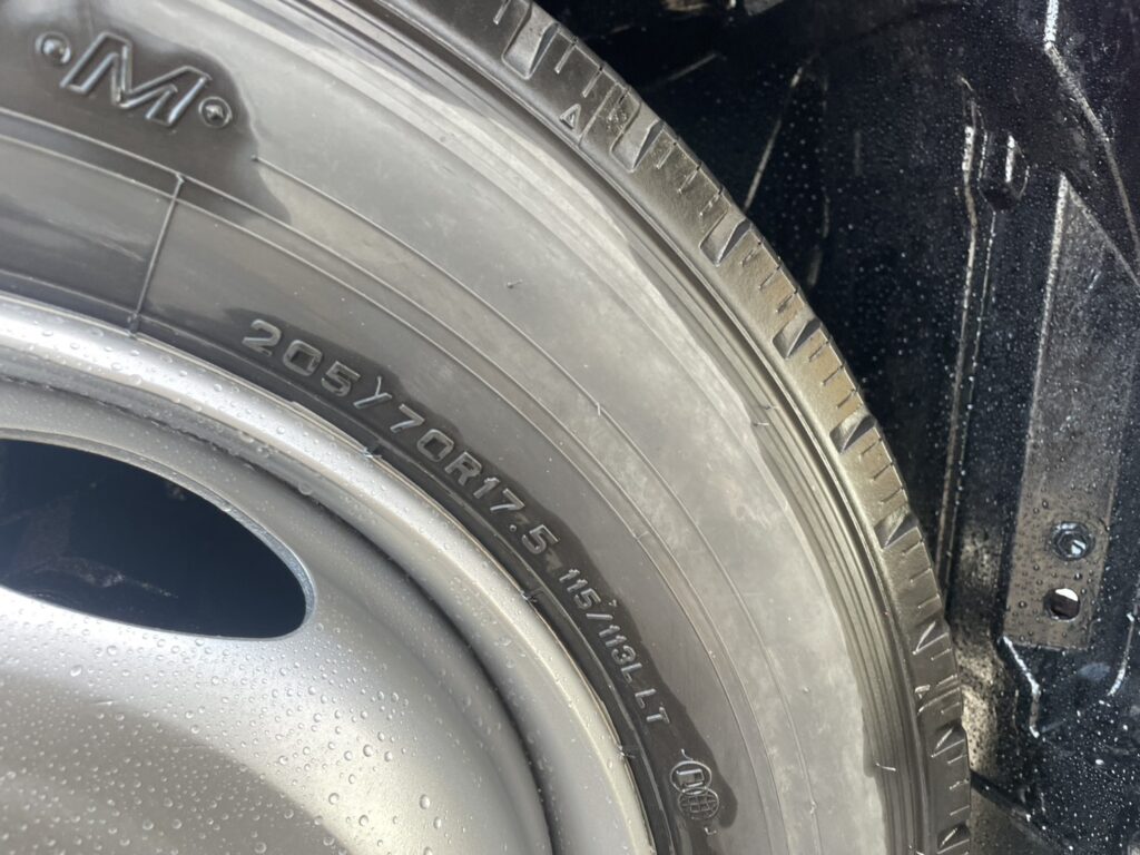 平成25年　デュトロ1.95トン3段クレーン4WD ラジコン 車検1年付