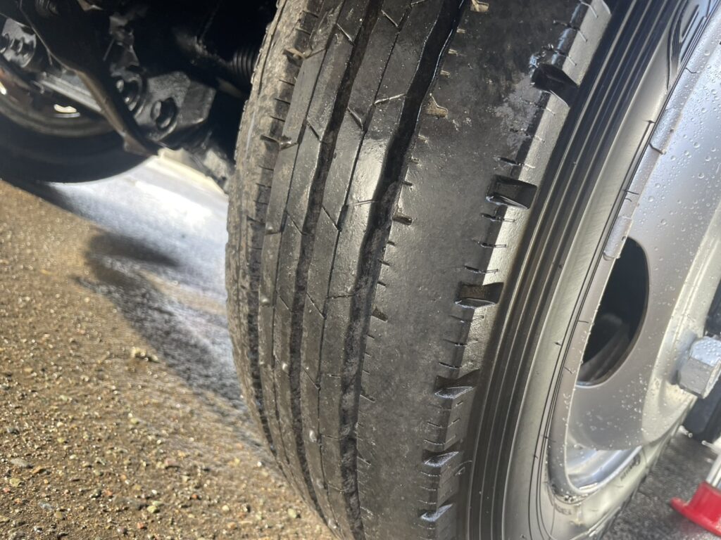 平成25年　デュトロ1.95トン3段クレーン4WD ラジコン 車検1年付