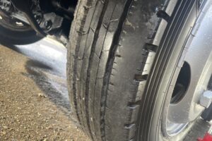 サムネイル: 平成25年　デュトロ1.95トン3段クレーン4WD ラジコン 車検1年付