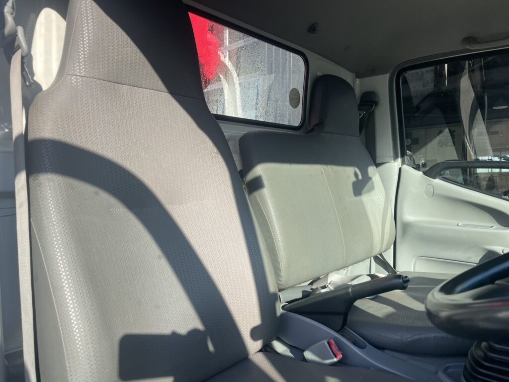 平成25年　デュトロ1.95トン3段クレーン4WD ラジコン 車検1年付