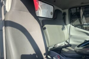 サムネイル: 平成25年　デュトロ1.95トン3段クレーン4WD ラジコン 車検1年付