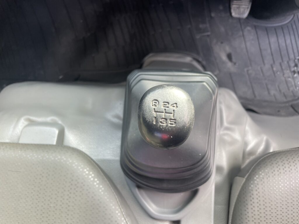 平成25年　デュトロ1.95トン3段クレーン4WD ラジコン 車検1年付