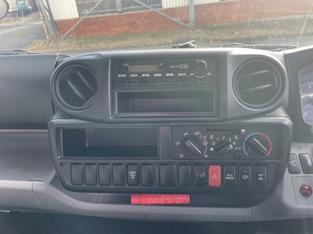 平成25年　デュトロ1.95トン3段クレーン4WD ラジコン 車検1年付