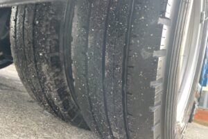 サムネイル: 平成20年　ダイナ2トンWキャブ　ロング　垂直パワーゲート　車検1年付