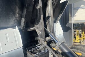 サムネイル: 平成20年　キャンター3トン深ダンプ　土砂禁　車検1年付