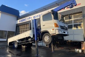 サムネイル: 平成23年　レンジャー４トン４段クレーンロング　ロングジャッキラジコン　車検令和8年10月