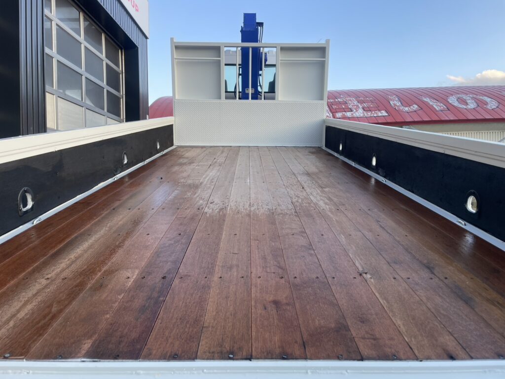 平成23年　レンジャー４トン４段クレーンロング　ロングジャッキラジコン　車検令和8年10月