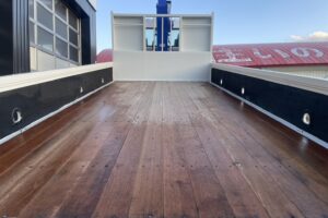 サムネイル: 平成23年　レンジャー４トン４段クレーンロング　ロングジャッキラジコン　車検令和8年10月