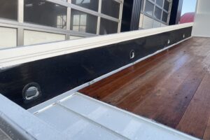 サムネイル: 平成23年　レンジャー４トン４段クレーンロング　ロングジャッキラジコン　車検令和8年10月