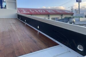 サムネイル: 平成23年　レンジャー４トン４段クレーンロング　ロングジャッキラジコン　車検令和8年10月