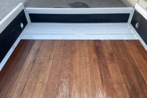 サムネイル: 平成23年　レンジャー４トン４段クレーンロング　ロングジャッキラジコン　車検令和8年10月