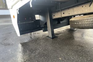 サムネイル: 平成23年　レンジャー４トン４段クレーンロング　ロングジャッキラジコン　車検令和8年10月