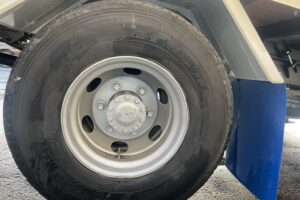 サムネイル: 平成23年　レンジャー４トン４段クレーンロング　ロングジャッキラジコン　車検令和8年10月