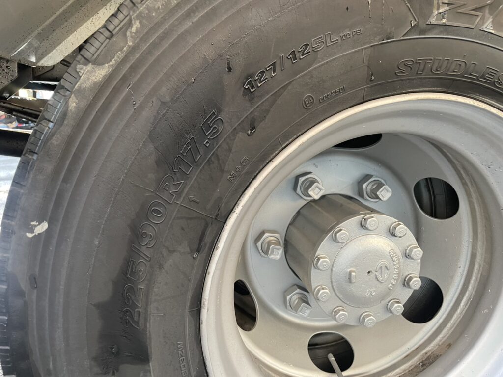 平成23年　レンジャー４トン４段クレーンロング　ロングジャッキラジコン　車検令和8年10月