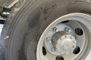 サムネイル: 平成23年　レンジャー４トン４段クレーンロング　ロングジャッキラジコン　車検令和8年10月