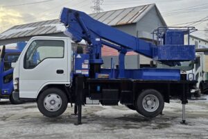 サムネイル: 平成19年　いすゞ　エルフ　12ｍ高所作業車　スチール・後方格納・張り出し不要ｱｳﾄﾘｶﾞｰ（車検2年付）