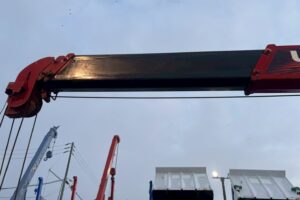 サムネイル: 令和１年　日野　レンジャー　４トン４段クレーンロング　フックイン・ラジコン付（車検１年付）