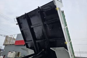 サムネイル: 平成24年　いすゞ　フォワード　４トンダンプ　Ｌゲート・電動コボレーン付（車検１年付）