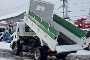 サムネイル: 平成24年　いすゞ　フォワード　４トンダンプ　Ｌゲート・電動コボレーン付（車検１年付）