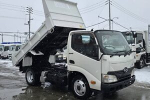 サムネイル: 平成24年　日野　デュトロ　２トンダンプ　4DW・3方開き・コボレーン付・小型貨物（4ﾅﾝﾊﾞｰ）（車検1年付）