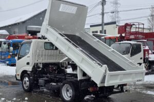 サムネイル: 平成24年　日野　デュトロ　２トンダンプ　4DW・3方開き・コボレーン付・小型貨物（4ﾅﾝﾊﾞｰ）（車検1年付）