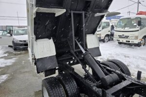 サムネイル: 平成24年　日野　デュトロ　２トンダンプ　4DW・3方開き・コボレーン付・小型貨物（4ﾅﾝﾊﾞｰ）（車検1年付）