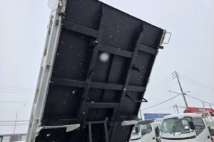 サムネイル: 平成24年　日野　デュトロ　２トンダンプ　4DW・3方開き・コボレーン付・小型貨物（4ﾅﾝﾊﾞｰ）（車検1年付）