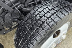 サムネイル: 平成24年　日野　デュトロ　２トンダンプ　4DW・3方開き・コボレーン付・小型貨物（4ﾅﾝﾊﾞｰ）（車検1年付）