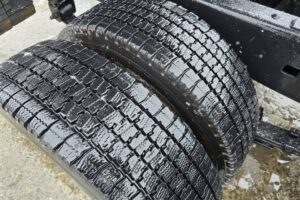 サムネイル: 平成24年　日野　デュトロ　２トンダンプ　4DW・3方開き・コボレーン付・小型貨物（4ﾅﾝﾊﾞｰ）（車検1年付）