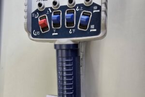 サムネイル: 令和2年　三菱　キャンター　３トン4段クレーン　ワイド超ロング　フックイン・ラジコン・差し違い（車検1年付）