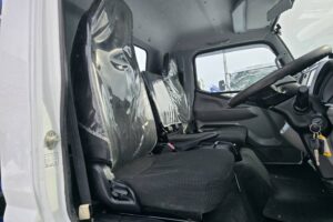 サムネイル: 令和2年　三菱　キャンター　３トン4段クレーン　ワイド超ロング　フックイン・ラジコン・差し違い（車検1年付）