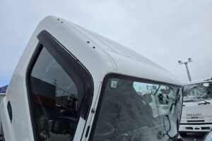 サムネイル: 令和2年　三菱　キャンター　３トン4段クレーン　ワイド超ロング　フックイン・ラジコン・差し違い（車検1年付）