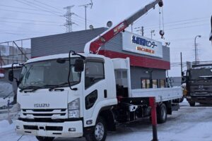 サムネイル: 平成30年　いすゞ　フォワード　４トン４段クレーンワイドロング　差し違い・ﾗｼﾞｺﾝ・ﾍﾞｯﾄﾞ付（車検令和8年10月）