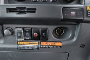 サムネイル: 平成30年　いすゞ　フォワード　４トン４段クレーンワイドロング　差し違い・ﾗｼﾞｺﾝ・ﾍﾞｯﾄﾞ付（車検令和8年10月）