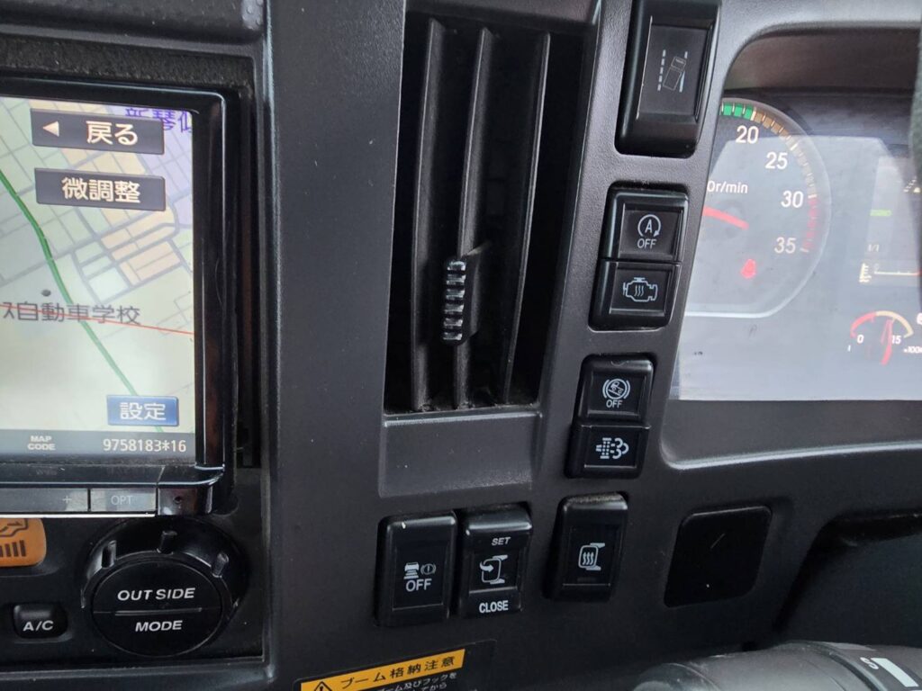 平成30年　いすゞ　フォワード　４トン４段クレーンワイドロング　差し違い・ﾗｼﾞｺﾝ・ﾍﾞｯﾄﾞ付（車検令和8年10月）