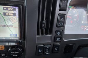 サムネイル: 平成30年　いすゞ　フォワード　４トン４段クレーンワイドロング　差し違い・ﾗｼﾞｺﾝ・ﾍﾞｯﾄﾞ付（車検令和8年10月）