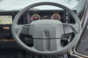 サムネイル: 平成30年　いすゞ　フォワード　４トン４段クレーンワイドロング　差し違い・ﾗｼﾞｺﾝ・ﾍﾞｯﾄﾞ付（車検令和8年10月）