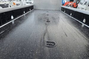 サムネイル: 平成30年　いすゞ　フォワード　４トン４段クレーンワイドロング　差し違い・ﾗｼﾞｺﾝ・ﾍﾞｯﾄﾞ付（車検令和8年10月）