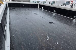 サムネイル: 平成30年　いすゞ　フォワード　４トン４段クレーンワイドロング　差し違い・ﾗｼﾞｺﾝ・ﾍﾞｯﾄﾞ付（車検令和8年10月）