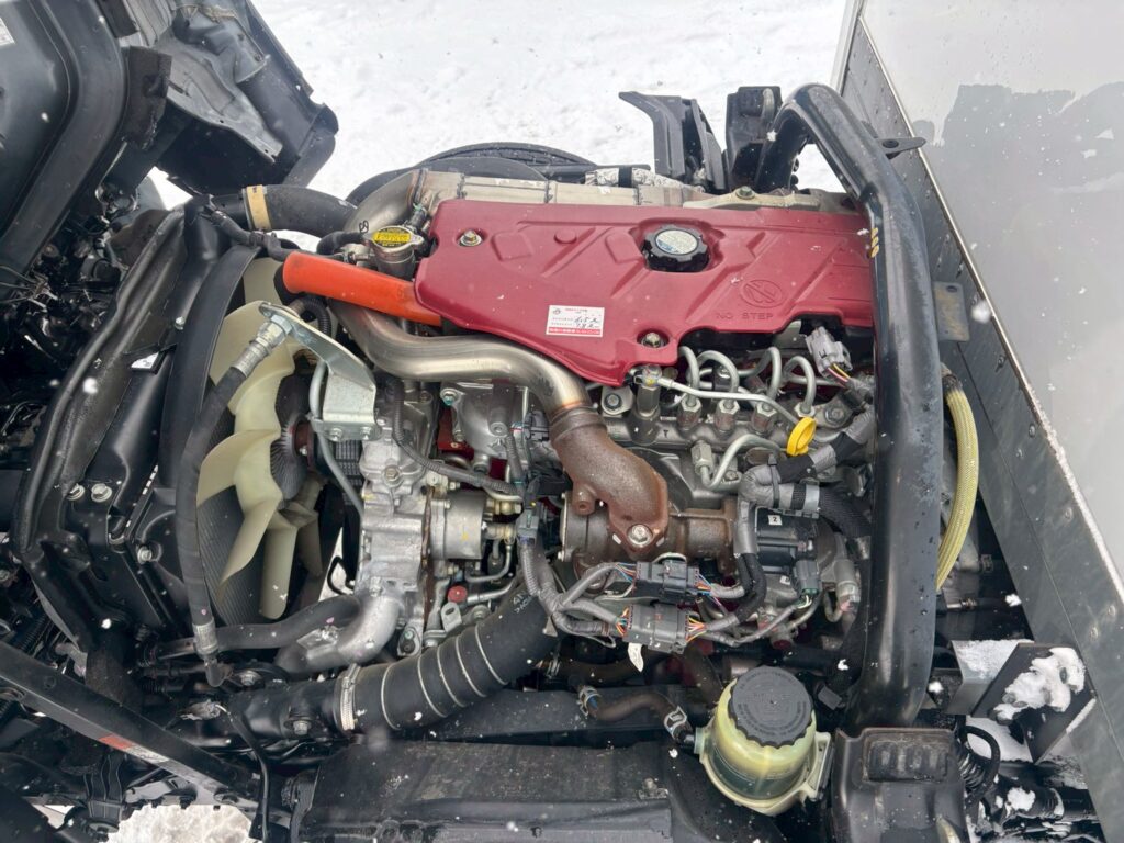 令和１年　日野　デュトロ　３トンパネルバン　4WD　荷箱内仕切り付・左右サイドドア（車検1年付）