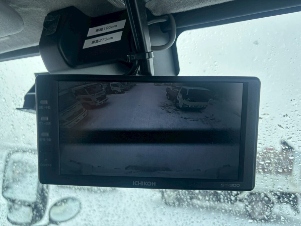 令和１年　日野　デュトロ　３トンパネルバン　4WD　荷箱内仕切り付・左右サイドドア（車検1年付）