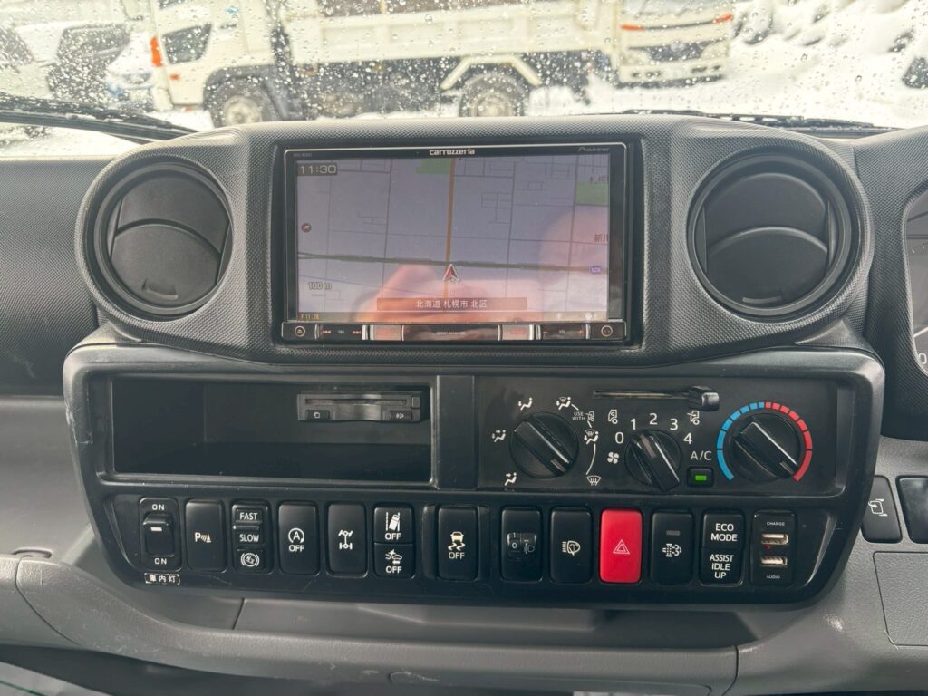 令和１年　日野　デュトロ　３トンパネルバン　4WD　荷箱内仕切り付・左右サイドドア（車検1年付）