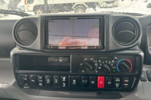 サムネイル: 令和１年　日野　デュトロ　３トンパネルバン　4WD　荷箱内仕切り付・左右サイドドア（車検1年付）