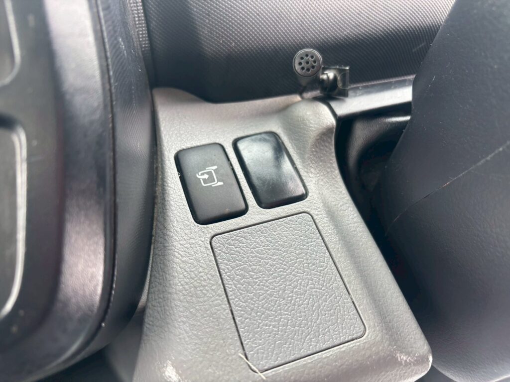 令和１年　日野　デュトロ　３トンパネルバン　4WD　荷箱内仕切り付・左右サイドドア（車検1年付）