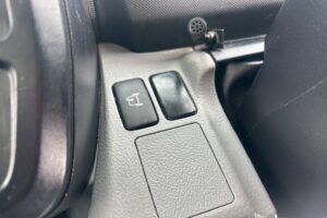 サムネイル: 令和１年　日野　デュトロ　３トンパネルバン　4WD　荷箱内仕切り付・左右サイドドア（車検1年付）