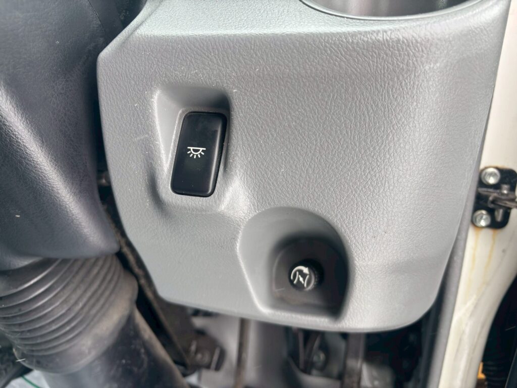 令和１年　日野　デュトロ　３トンパネルバン　4WD　荷箱内仕切り付・左右サイドドア（車検1年付）