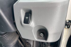 サムネイル: 令和１年　日野　デュトロ　３トンパネルバン　4WD　荷箱内仕切り付・左右サイドドア（車検1年付）